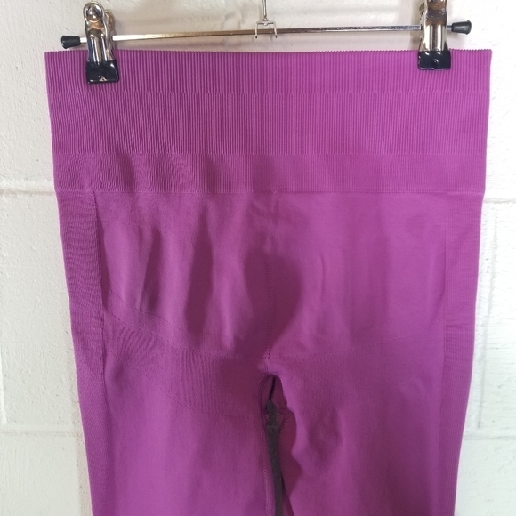 Lululemon zone in tight seamless fuschia compression leggings - Picture 7 of 11